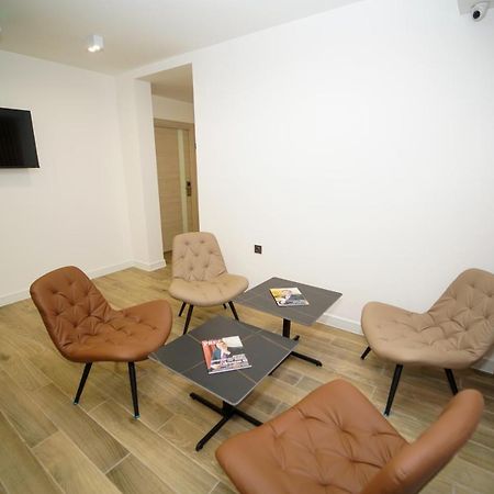 B&M Hotel Jerevan Buitenkant foto