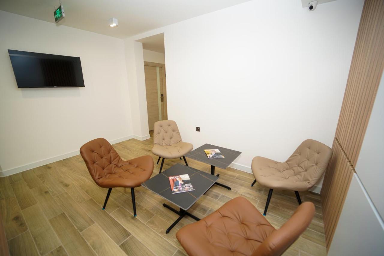B&M Hotel Jerevan Buitenkant foto