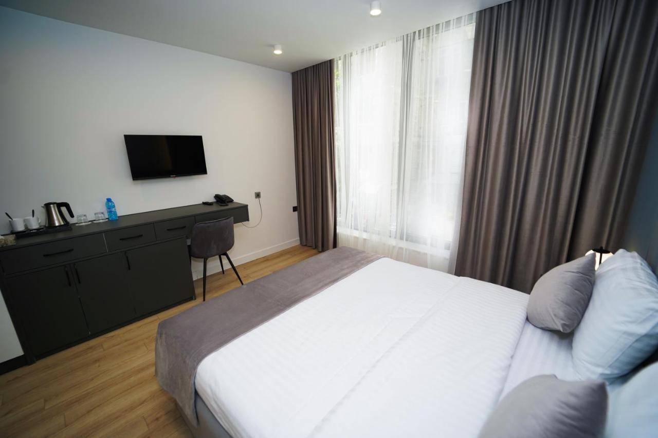 B&M Hotel Jerevan Buitenkant foto