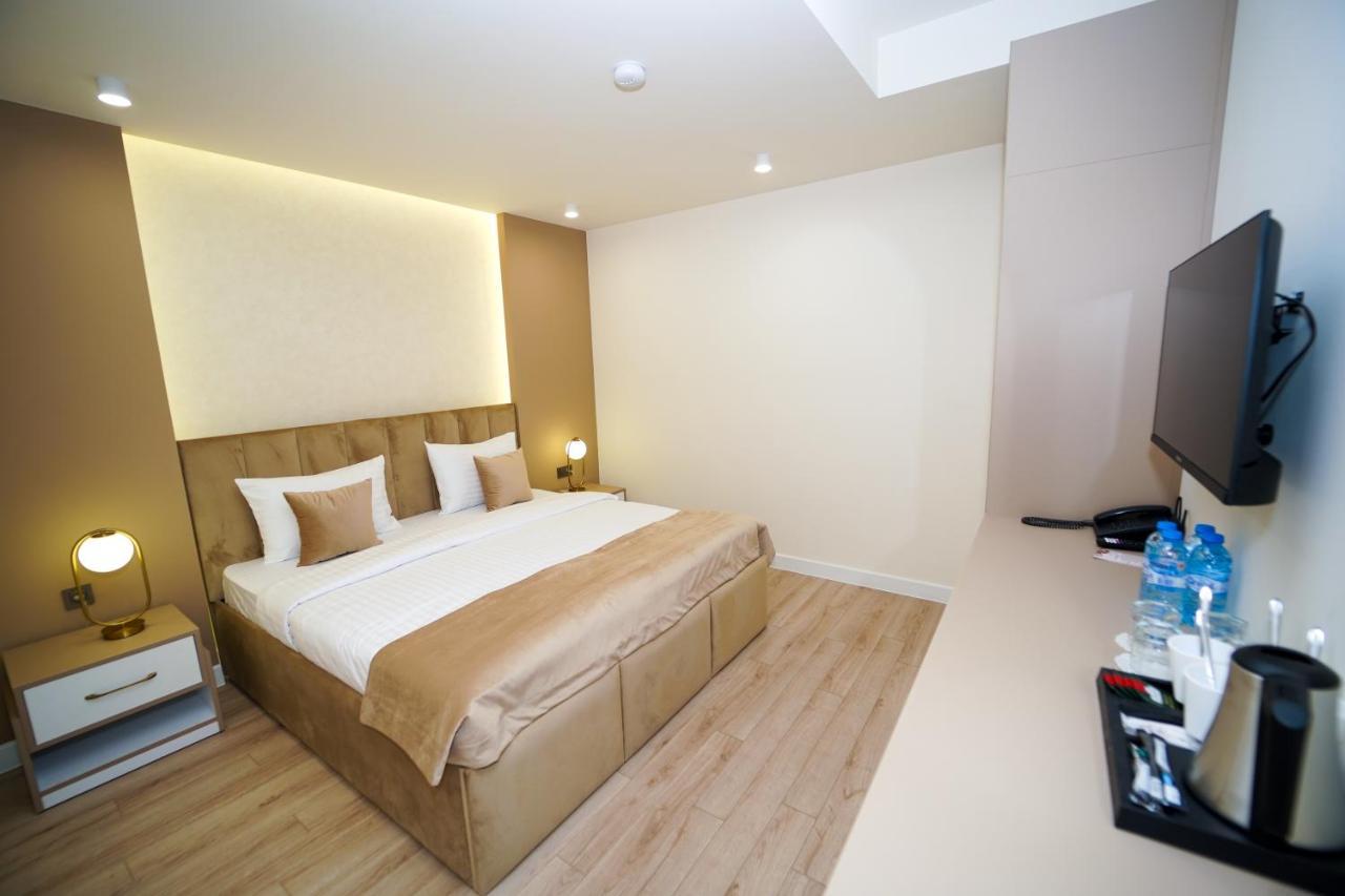 B&M Hotel Jerevan Buitenkant foto