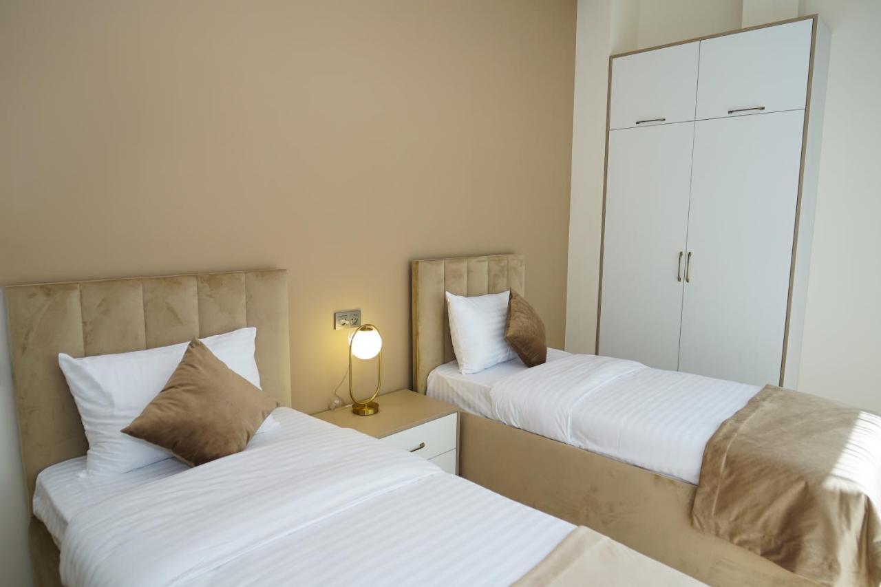 B&M Hotel Jerevan Buitenkant foto