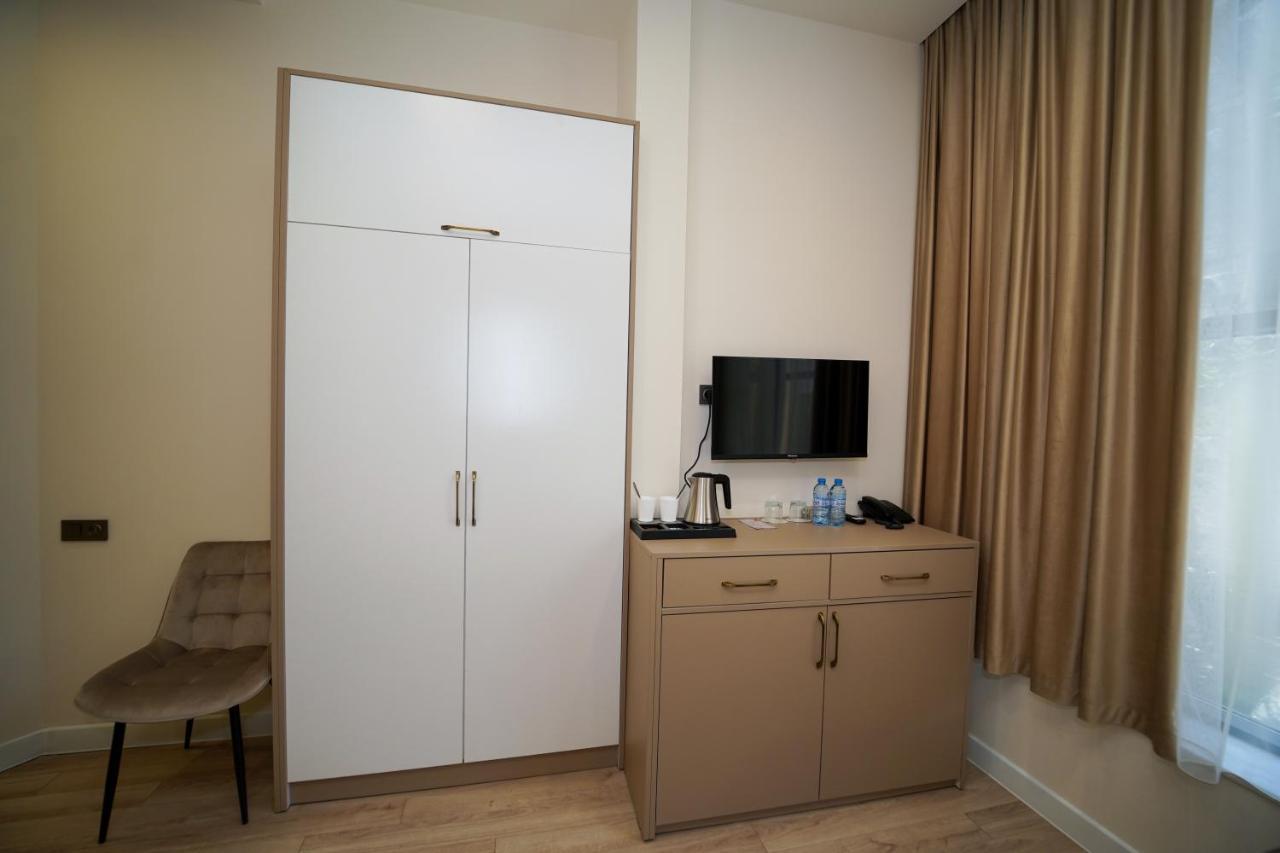 B&M Hotel Jerevan Buitenkant foto